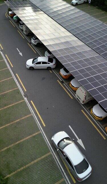 使用太阳能板作为停车场的屋顶