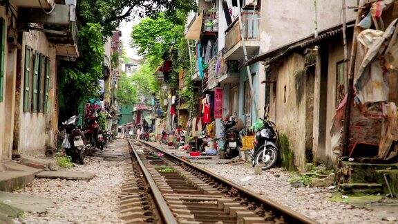 越南火车驶过河内贫民窟的街道