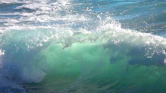 海浪在缓慢的运动
