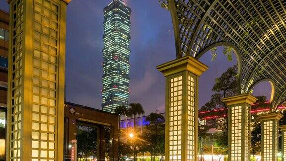 台北拱门在晚上亮着