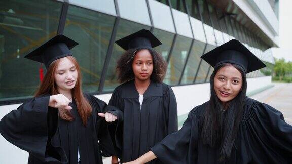 一群多元的少女在校园里一起庆祝她们的毕业