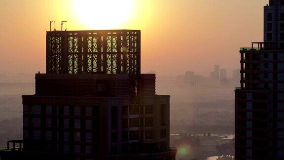 迪拜码头的日出与摩天大楼的塔顶阿联酋迪拜时间间隔为4K