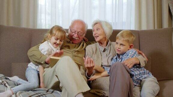 爷爷奶奶和孙子孙女一起读书
