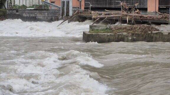 大雨过后塞里奥河涨了起来贝加莫省意大利北部