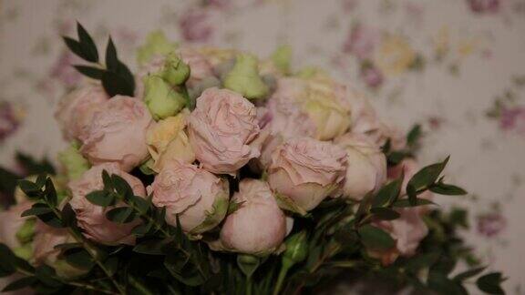 一束新鲜的玫瑰节日的鲜花束婚礼上新娘花束婚礼鲜花