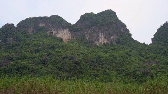 在越南北部的旅游胜地宁平山区一艘船在岩石上观看去越南旅游