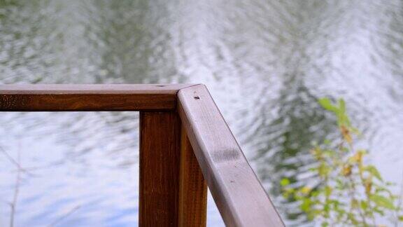 部分木栏杆的空桥在流动的河流背景在美丽平静的夏日宁静没有人