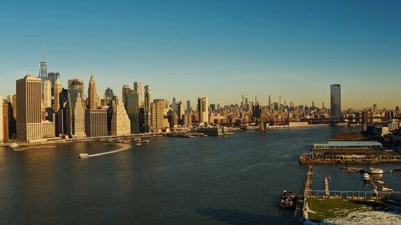 曼哈顿、布鲁克林大桥、曼哈顿大桥以及东河的远景无人机视频与宽平移摄像机运动