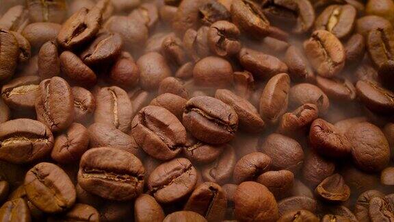 咖啡种子的特写香咖啡豆是由咖啡豆烘烤而成的