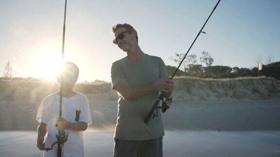 父子俩在海边钓鱼