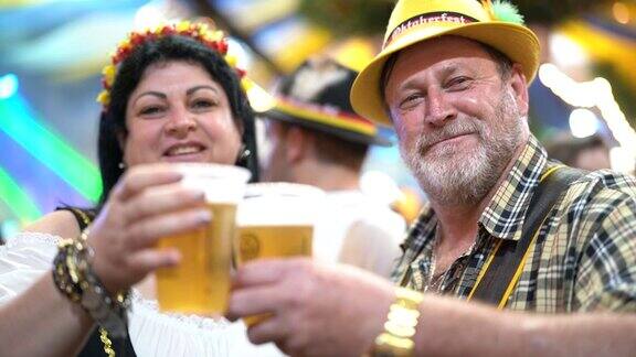 在巴西圣卡塔琳娜的布鲁梅瑙啤酒节上一对夫妇庆祝祝酒词