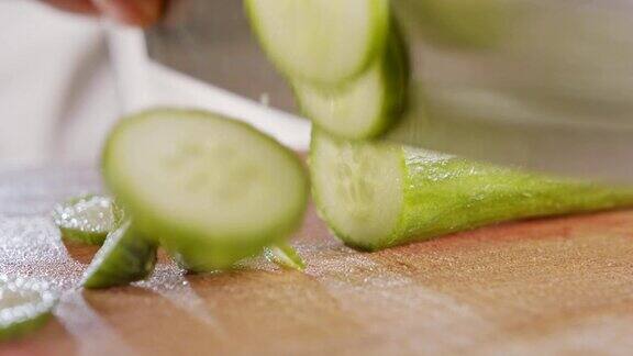 大厨师刀切黄瓜的微距镜头