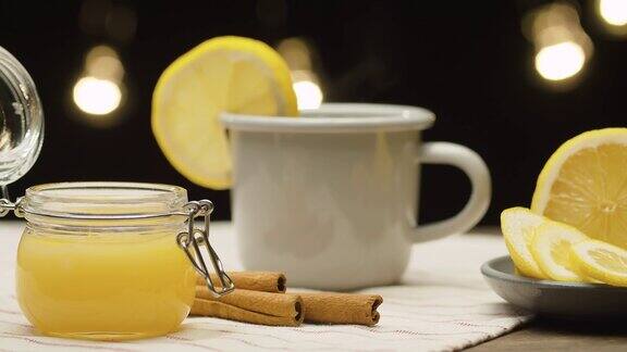 茶加柠檬蜂蜜和肉桂