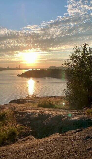 小船在夕阳中驶过