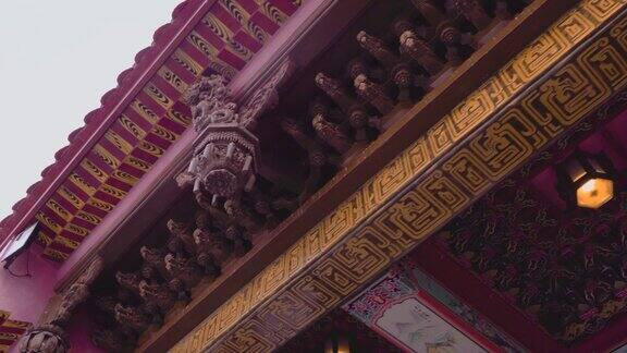 台湾一座红色寺庙屋顶的特写镜头