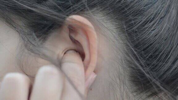 女孩在挠她的耳朵:特写视频