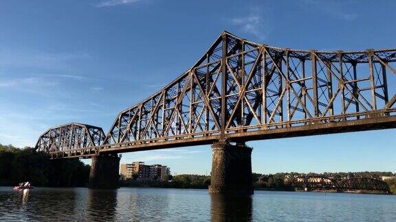 在俄亥俄河上的铁路桥下行驶