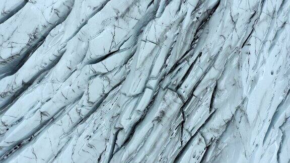 从空中看到的冰川裂缝和裂缝