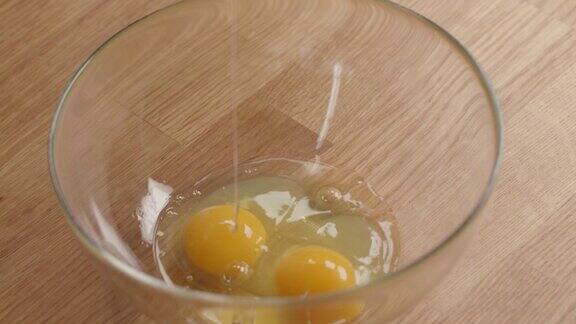 把鸡蛋打在碗里靠近揉面