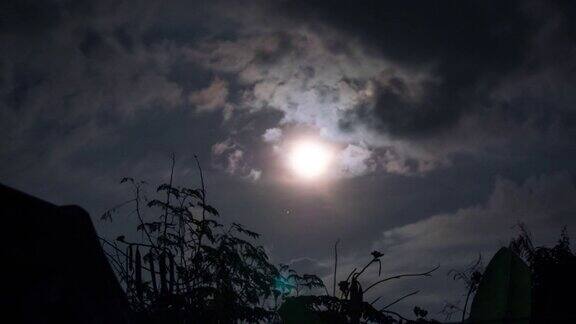 月亮和云移动的时间流逝