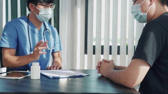疫情爆发期间一名亚洲医生戴着口罩与患者握手