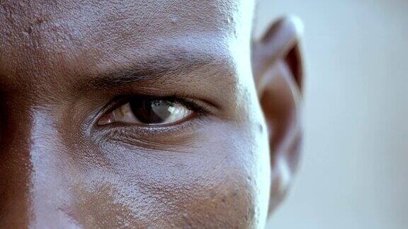 一个年轻的非洲移民愤怒的眼睛-宏观