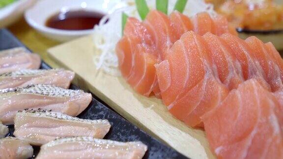 日本食物生鱼片在桌子上