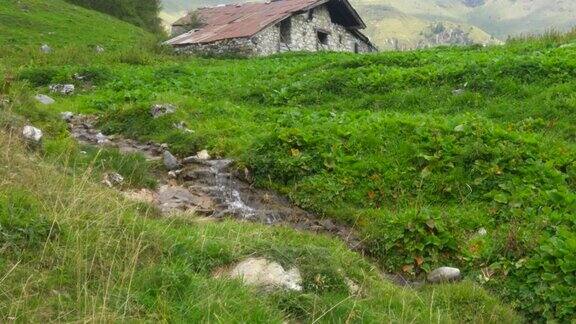 意大利野生高山山谷和森林中的石头小屋
