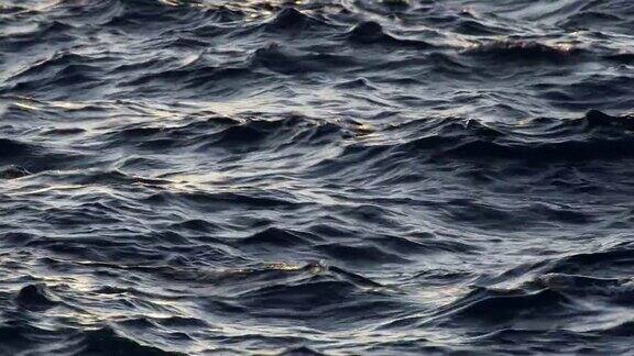 海水表面水面上的小波浪4k