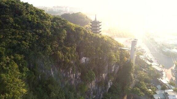 电梯到森林山上的宝塔在城市背光