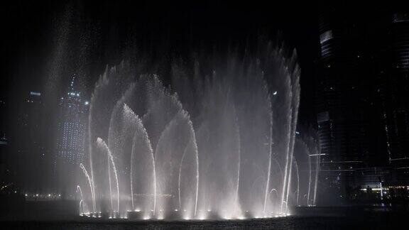 夜晚城市灯光下的跳舞喷泉