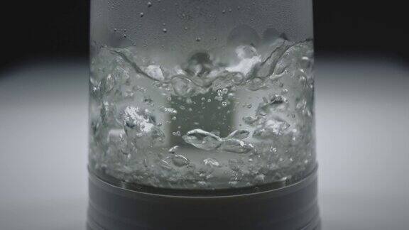 用透明的玻璃电水壶烧水微距镜头慢镜头热水瓶里的气泡早上例行公事泡茶或咖啡