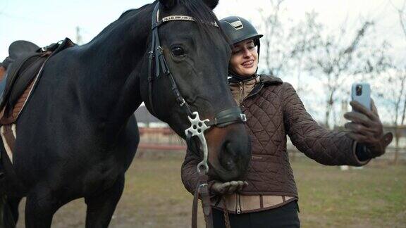 女骑手在头盔制作自拍照与马