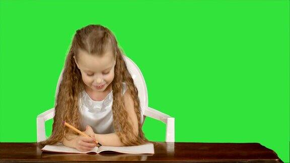 小女孩在绿色屏幕上写书色度键