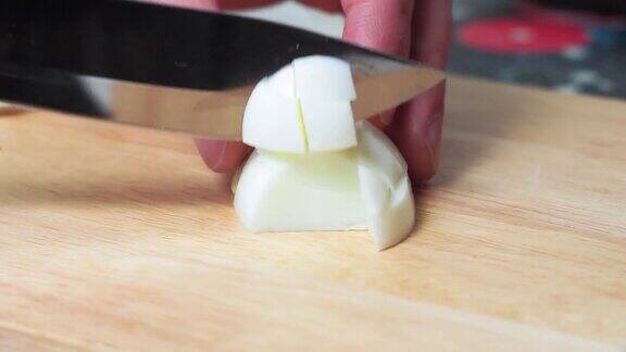一名男子在切菜板上用刀切煮鸡蛋用鸡蛋做沙拉特写