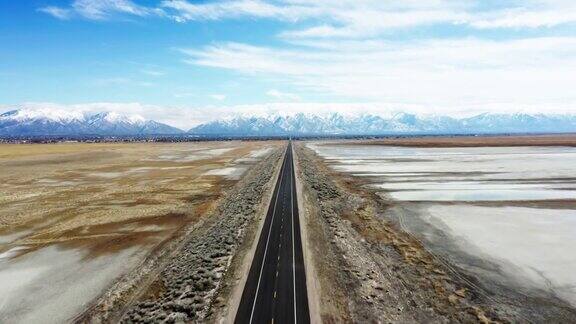 冬天在堤道上的空直路