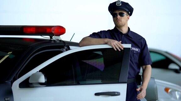 自信的警察从车里出来戴着墨镜去犯罪现场