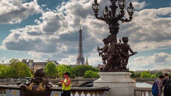 阳光明媚的一天巴黎市中心拥挤的桥著名的塔步行时间推移的全景4k法国