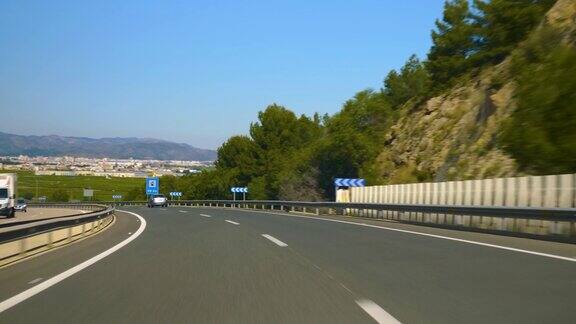 在西班牙高速公路上行驶的时间间隔