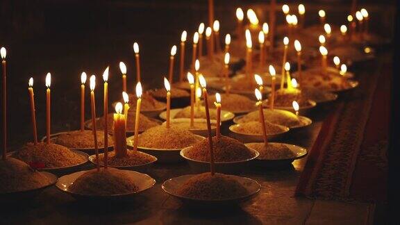 点燃蜡烛在大肠癌为活着的纪念死者作为纪念仪式的一部分在正统宗教