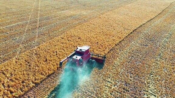 无人机下拖拉机在农场收获农业