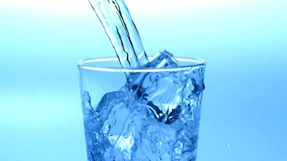 把水倒在装满冰块的杯子上