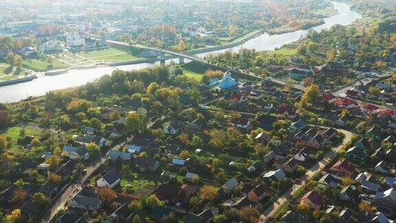 白俄罗斯布列斯特地区的科布林城市景观在秋天晴朗的一天鸟瞰圣尼古拉斯教堂和圣亚历山大涅夫斯基教堂著名的历史地标