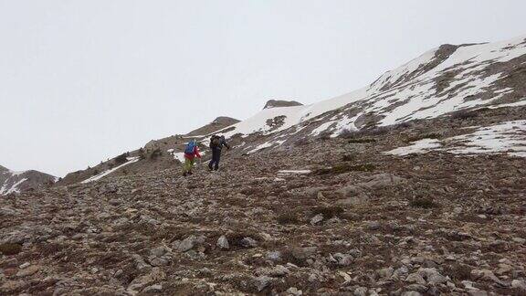 成功的登山队在冬天走在落基山顶的山脊上
