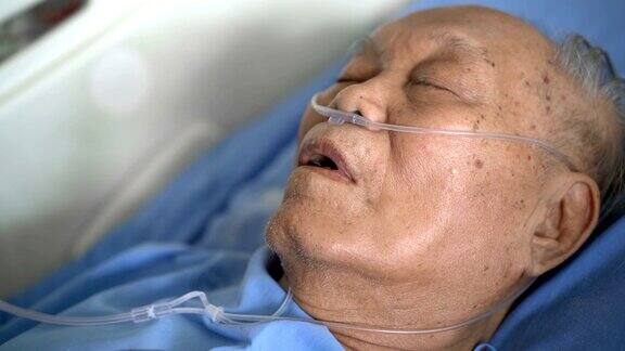 亚洲人病人在医院里用输氧管睡觉