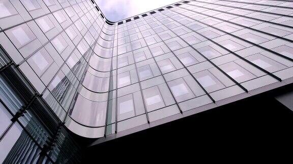 仰望玻璃幕墙上的现代办公大楼