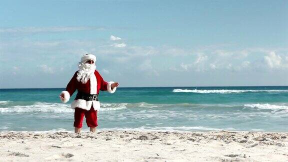 圣诞老人在海滩上跳舞