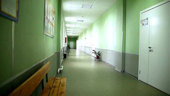 学校空走廊内绿墙对班级