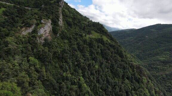 FPV无人机拍摄的高山路