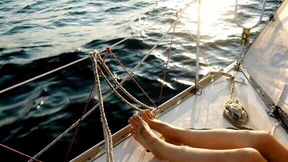 女性腿脚上的帆船近距离在公海